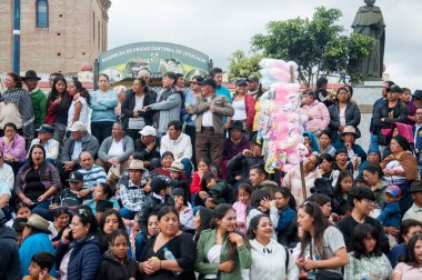 Cotacachi, Ekvador - 10 Eylül 2023: Kolomb Günü 'nde geleneksel bir geçit törenine katıldı. Yüksek kalite fotoğraf
