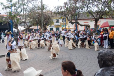 Cotacachi, Ekvador - 10 Eylül 2023: Cotacachi.columbus Günü 'nde bir kültür festivalinde atalar dansı. Yüksek kalite fotoğraf