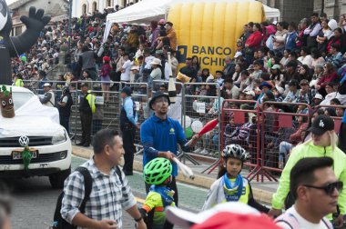 Cotacachi, Ekvador - 10 Eylül 2023: Geleneksel Ekvator .Columbus Günü geçit töreninde hokkabazlık. Yüksek kalite fotoğraf