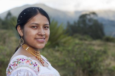 Geleneksel Hint elbisesi ve altın kolyeleriyle gülümseyen kameraya bakan güzel Latin Amerikalı kızın fotokopi uzayı. Hispanik Miras Ayı. Yüksek kalite fotoğraf