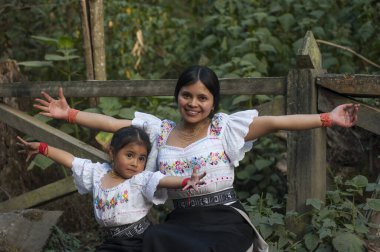 Ormanın Gülüşü: Yağmur Ormanlarında Yerli Aile Mutluluğu, Amazon Pueblos 'unun Köken Kültürünü Kutlama. Yüksek kalite fotoğraf