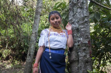 Ormanın Yüreğinde, Ağaç Tarafındaki Poz 'daki Yerli Güzel. Yüksek kalite fotoğraf