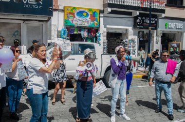 Ekvador hükümet bakanlığı önünde maço ve ırkçı gösteriler. Afro kadın ve megafonlu yerli kadın çileden çıktı. Kadınlar Günü 'nde. Kadınların güçlenmesi. Yüksek kalite fotoğraf