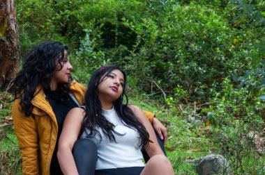 Ekvador 'dan gelen iki genç kız kardeşin dağlardaki tatillerinde yorgun düştükleri fotokopi uzayı. Yüksek kalite fotoğraf