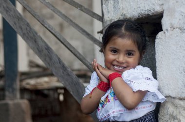 Kameraya gülümseyen çok fakir ama çok mutlu bir yerli kızın fotokopi alanı. Ekvador 'dan gelen geleneksel elbiseyle çok heyecanlı ve heyecanlı bir şekilde gülümsüyor. Yüksek kalite fotoğraf