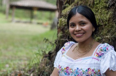Kültürünün geleneksel kıyafetlerini giymiş gülümseyen, kameraya bakan gülümseyen yerli bir kadının kopyası. Dünya günü. Yüksek kalite fotoğraf