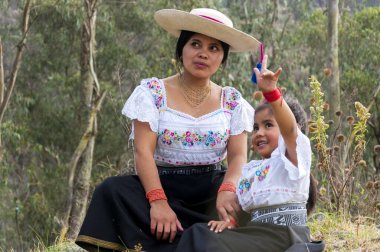 Küçük kız, annesinin bir şey keşfetmesi için yukarı işaret ediyor. Anne ve kızı arasındaki suç ortaklığı anı. Kadınlar Günü 'nde. Yüksek kalite fotoğraf