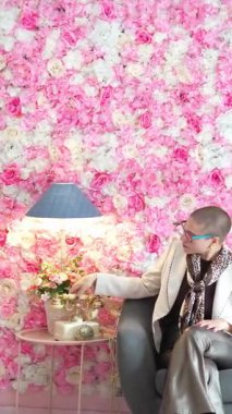 Sıcak ve davetkar bir oturma odası, canlı çiçeklerle süslenmiş, yaratıcı mekanlar için mükemmel.