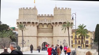 Valencia 'nın canlı şehrinde, çarpıcı insanlarla dolu çarpıcı bir kale girişi muhteşem bir mimariyi gözler önüne seriyor.