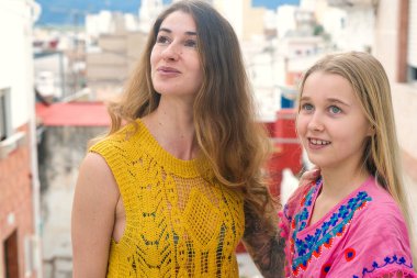 Mutlu anne ve kız güneşli bir günde şehrin manzarasına hayran kalarak vakit geçiriyorlar. Bir anlık yakınlaşma ve paylaşılan deneyimin tadını çıkarıyorlar.