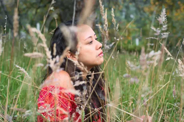 Bu portre, çimen yemyeşil bir tarlada eğlenen bir kadının güzelliğini ve huzurunu yansıtıyor.