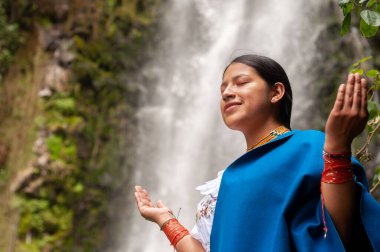 Doğanın güzelliği ile derin bir bağ kurma anı, zengin kültürel ifade ve sanatın altını çiziyor.