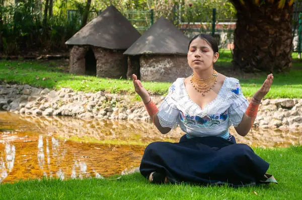 Geleneksel giyinmiş bir kadın, huzurlu bir doğal ortamda zengin kültürel mirası temsil eder.