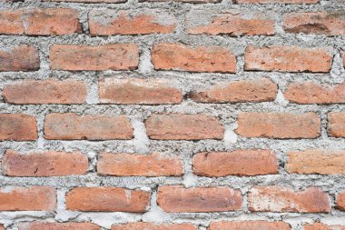 Kalıplı tuğla bir duvar, kırmızı tuğlalar ve harç sergileniyor, çeşitli medya kullanımları için mükemmel..