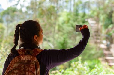 Tutkulu bir yürüyüşçü, canlı yemyeşil ve manzaralı patikalarla çevrili doğadaki unutulmaz anını yakalar.