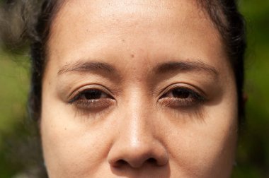 Çekiciliğini ve karakterini ön plana çıkaran etkileyici bir kadın görüntüsü, etkileyici gözler ve doğal güzellik.