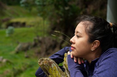 Doğanın güzelliği üzerine derin bir tefekkür anı. Huzur ve sükunetin özünü gözler önüne seriyor.