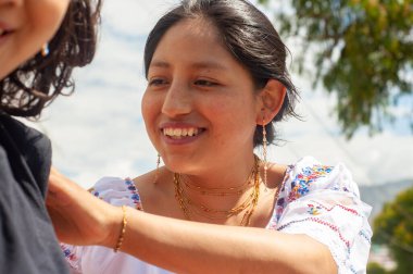 Neşeli ve iç açıcı bir etkileşim. Güzel geleneksel giysiler ve kültürü canlı bir açık hava ortamında sergiliyor.