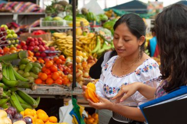Taze ve sağlıklı meyvelerin yanı sıra kadınlar arasındaki kültürel alışverişin sergilendiği canlı ve canlı bir pazar.