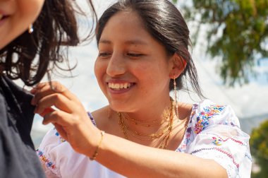 Geleneksel kıyafetleri ve hakiki bağlantıları sergiliyor.