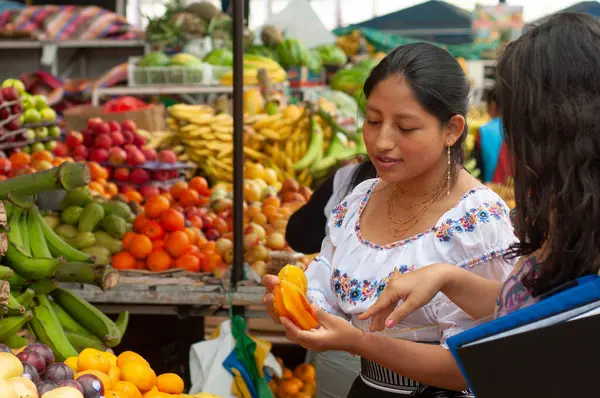 Taze ve sağlıklı meyvelerin yanı sıra kadınlar arasındaki kültürel alışverişin sergilendiği canlı ve canlı bir pazar.