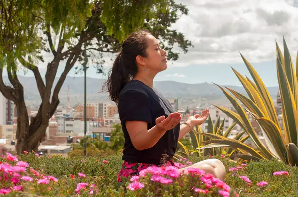 Bu huzurlu meditasyon anında, şehirdeki canlı çiçekler ve yemyeşil alanlar arasında sükunet buluyorum.