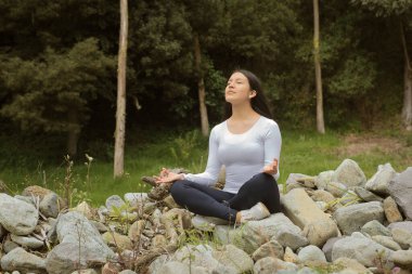 Huzurlu bir meditasyon anı baş döndürücü bir doğal ortamda ortaya çıkar, sükuneti ve farkındalığı teşvik eder.