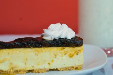 Tatlı aşıkları için mükemmel krema soslu, zengin bir dilim peynirli pastanın tadını çıkar.