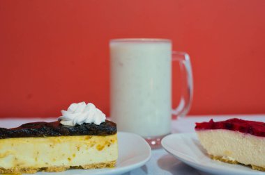 Kremalı, lezzetli peynirli kekler ve ferahlatıcı bir içecek. Her tatlı aşığı için hardal.