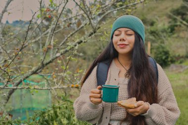 Doğayla iç içe olan bir kadın, hayat dolu yeşilliğin ortasında huzur ve sıcaklık saçar.