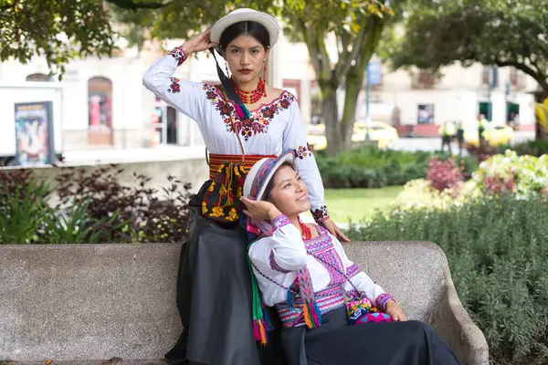 İki kadın, geleneksel nakış ve kültür mirasını ön plana çıkaran canlı yerli modasını bir şehir parkında sergiliyor. Sahne, modern kentsel yaşamla zengin ataların geleneklerini birleştiriyor.