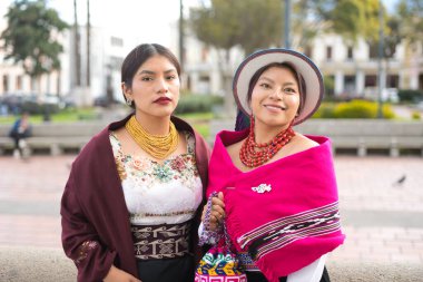 Renkli tekstil ve karmaşık mücevherlerle süslenmiş canlı yerli modası sergileyen iki kadın kültürel gurur ve mirası canlı bir şehir ortamında yansıtıyorlar.