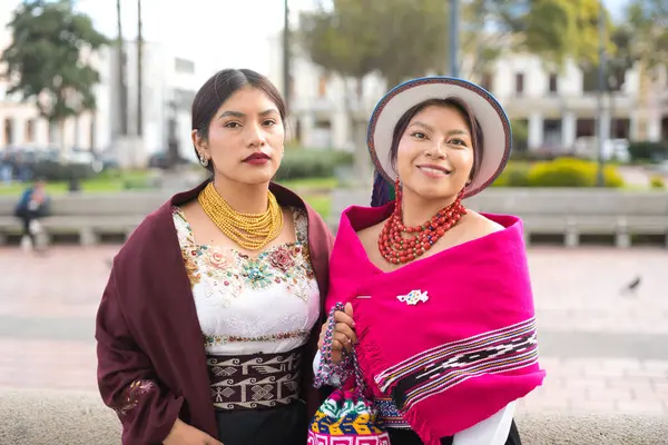 Renkli tekstil ve karmaşık mücevherlerle süslenmiş canlı yerli modası sergileyen iki kadın kültürel gurur ve mirası canlı bir şehir ortamında yansıtıyorlar.
