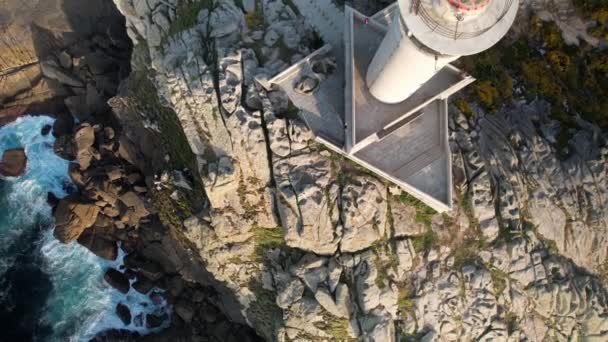 近代的な灯台ファロ プンタ ナリガマルピカ Coruna スペイン 空中上昇 トップダウン — ストック動画