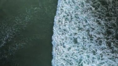 Galiçya, İspanya 'da Praia de Caion' un sörf plajındaki köpüklü dalgaların kuş bakışı görüntüsü.