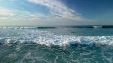 Galiçya, İspanya 'da Praia de Caion' un kıyı şeridinde dalgalar çarpışıyor. Geniş Görüntü