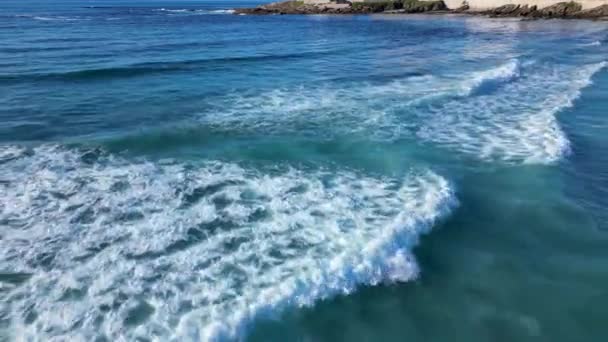 Surfvågor Den Blå Oceanen Playa Caion Galicien Spanien Flygdrönare Skjuten — Stockvideo