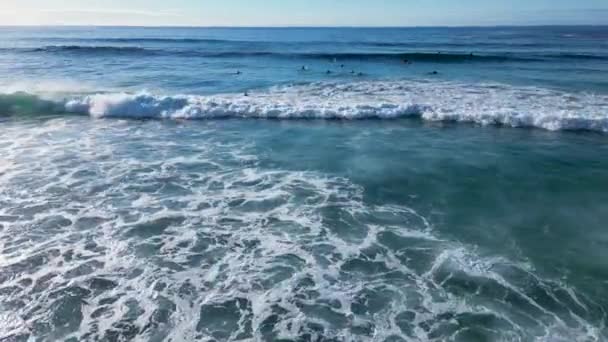 Habos Hullámok Hemperegnek Szörfösökkel Nyáron Playa Caionban Galíciában Spanyolországban Légi — Stock videók