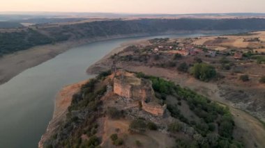 Günbatımında Aliste Nehri 'ne bakan Alba' nın Ortaçağ Şatosu