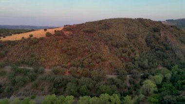 İspanya, Zamora 'da Castillo Templario de Alba de Aliste yakınlarındaki Vejetaryen Vadisi. Hava Görüntüsü
