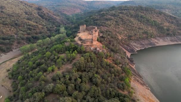 Castello Templare Alba Aliste Con Paesaggio Forestale Montano — Video Stock