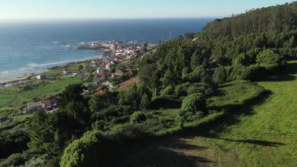 Flying Hillside Town Seashore Greenery Landscape Sunny Morning Aerial Drone — Vídeo de Stock