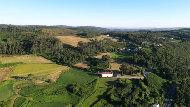 Picturesque Countryside Dengan Arsitektur Gereja Greenery Landscape Tembakan Air Wide — Stok Video