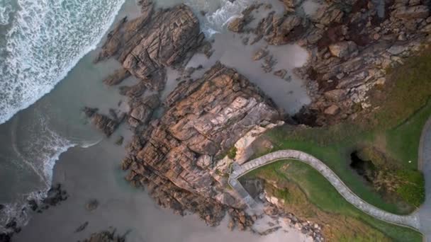 Overhead View Rocky Coastline Waves Path Beach Aerial Ascend — 비디오