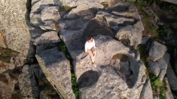 Ascending Woman Sitting Edge Rocky Formation Punta Nariga Galicia Malpica — Stockvideo