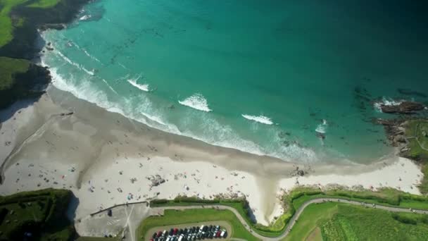 Aerial View Beachgoers Praia Caion Turquoise Blue Water Summer Corua — 비디오