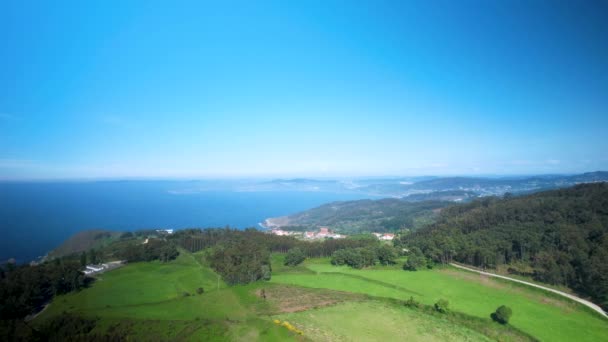Yeşil Çayır Orman Mavi Gökyüzü Okyanus Panoramik Manzarası Hava — Stok video