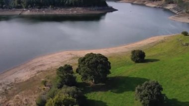 Portodemouros Reservoir Havadan Görünümü - La Corua, Galiçya 'da Sahne Gölü, İspanya.