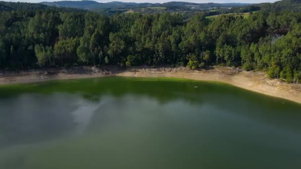 Panorama Luftaufnahme Des Ruhigen Sees Mit Natürlicher Landschaft Pfanne Rechts — Stockvideo