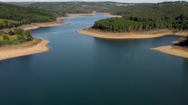 Aguas Tranquilas Del Embalse Portodemouros Con Bosque Denso Corua España — Vídeo de stock